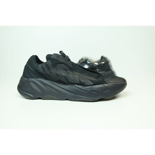 YEEZY 700 MNVN TRIPLE BLACK USED SIZE 12M