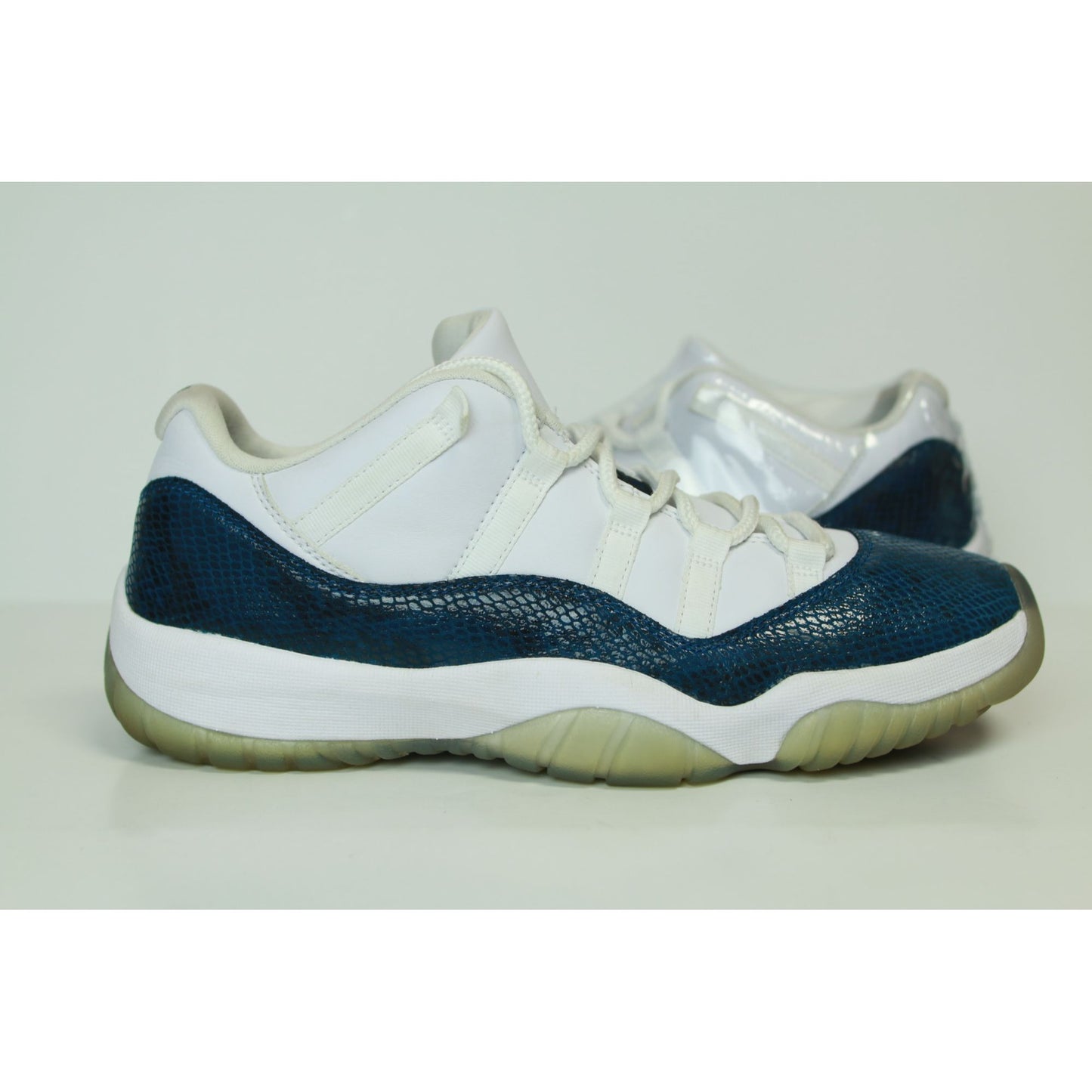 AJ11 SNAKESKIN LOW USED 11.5M